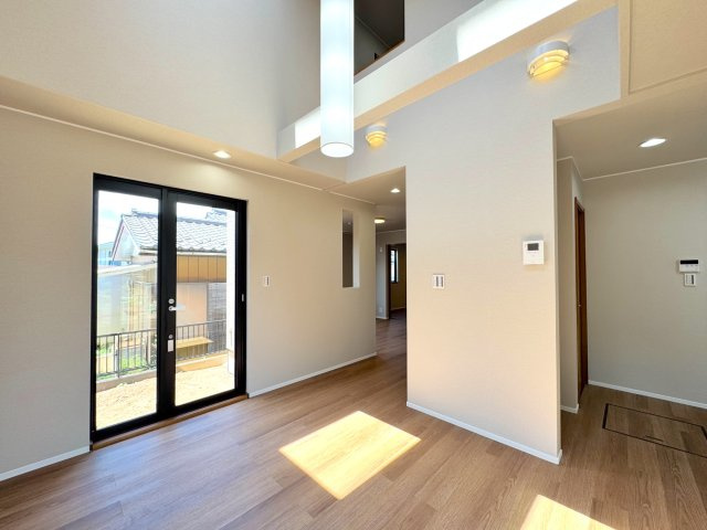 戸建 さいたま市見沼区東大宮１丁目の居間・リビング|ダイニング
家族が集う開放的なダイニング。明るい光が差し込み、日々の食事や団らんの時間を心地よく彩ります。