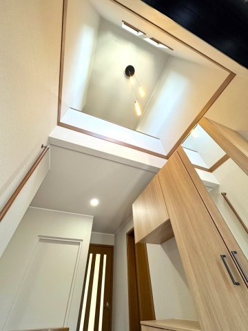 戸建 さいたま市見沼区東大宮１丁目の内装|玄関上部が吹き抜けになっており、館内全体に明るい自然光が届く心地よい設計です。