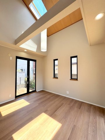 戸建 さいたま市見沼区東大宮１丁目の居間・リビング|ダイニング
吹き抜けとつながる開放感あふれるダイニングスペース。