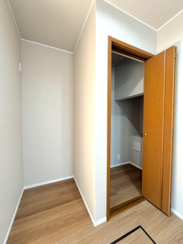戸建 さいたま市見沼区東大宮１丁目の内装|冷蔵庫置き場とパントリー
キッチン横に配置された冷蔵庫置き場と便利なパントリー（食品庫）。