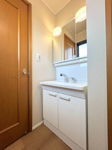 戸建 さいたま市見沼区東大宮１丁目の独立洗面台|2階トイレ前の洗面台
2階廊下に設置された洗面台。朝の身支度や手洗いがスムーズに行えます。