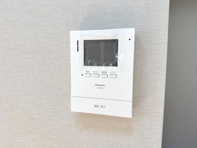 戸建 さいたま市見沼区東大宮１丁目のセキュリティ|TVモニター付きインターホン
室内から来訪者を確認できるTVモニター付きインターホン。防犯面でも安心です。
