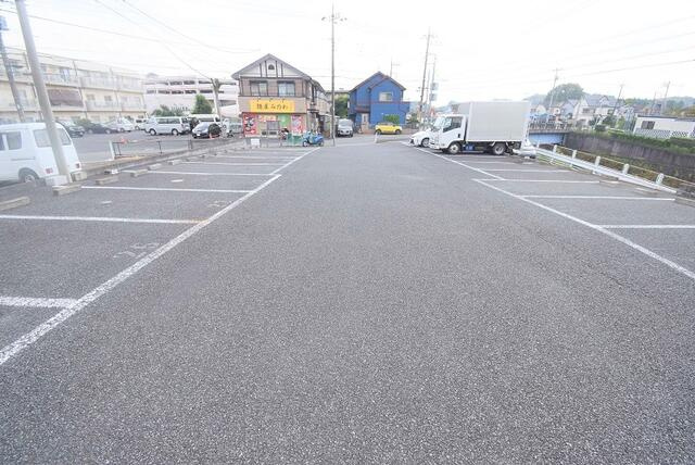 町田市三輪町のアパートの駐車場