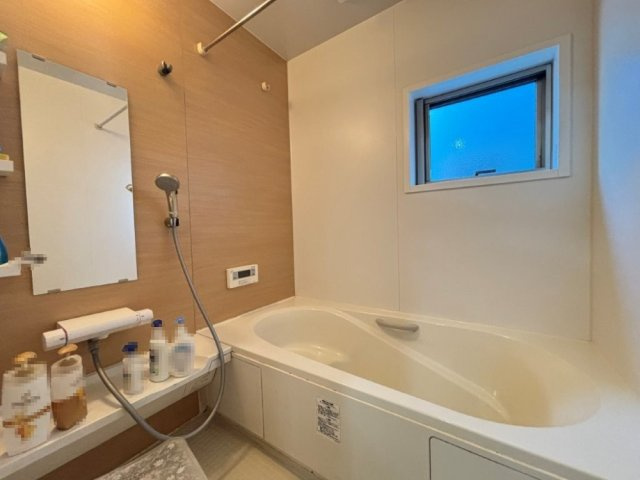 ゆったり足が延ばせるワイドバス