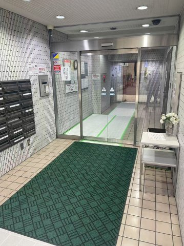 グローリア初穂横浜のエントランス
