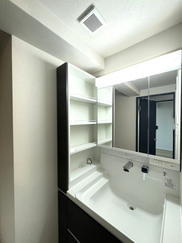 リブゼ温品の洗面所|収納が工夫されている洗面台を採用しています。