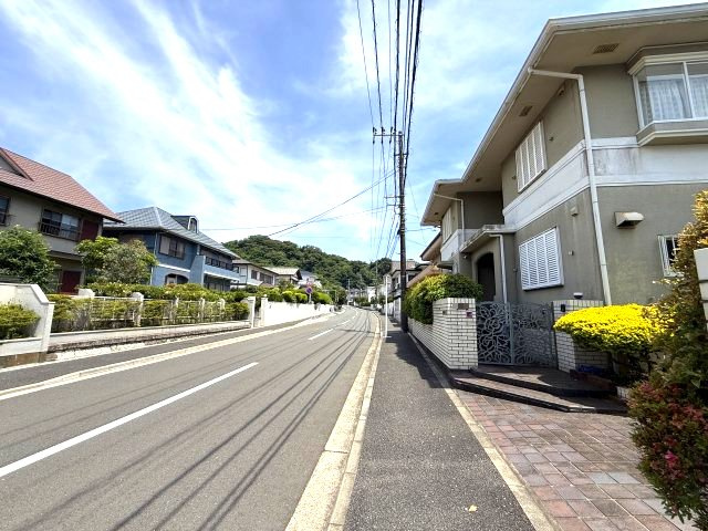 鉄筋コンクリート造　閑静な住宅街の前面道路含む現地写真|前面道路