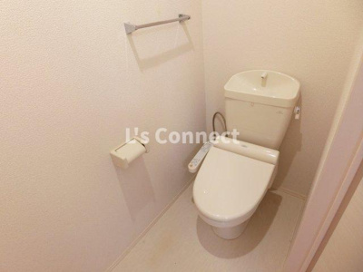 【トイレ】 | Ｄ－ｒｏｏｍ中里 | 温水洗浄便座付きのトイレ。