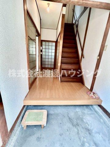 北条貸家の玄関