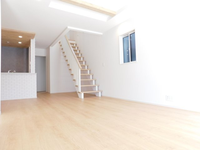 名古屋市中川区水里５丁目の新築一戸建の居間・リビング|◇リビング◇　　南面で明るく広いリビング２０．０帖　開放的な空間を演出する吹抜デザイン階段♪