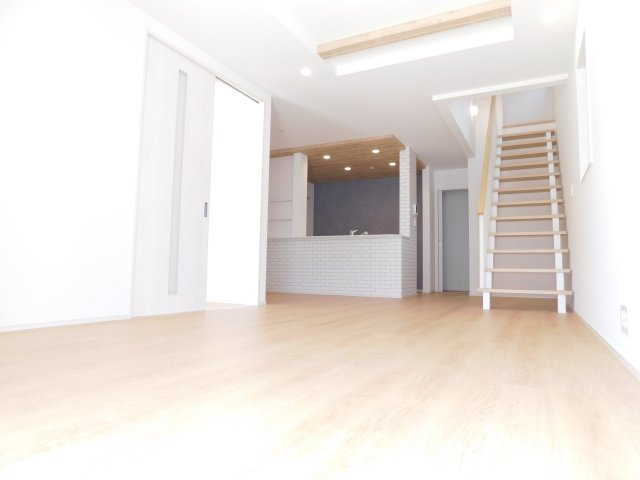 名古屋市中川区水里５丁目の新築一戸建の居間・リビング|◇リビング◇　　南面で明るく広いリビング２０．０帖　ポップアップ天井のオシャレなキッチン！