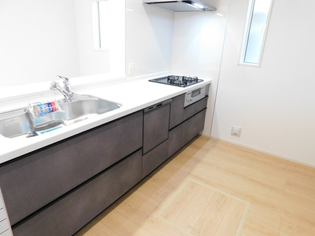 名古屋市中川区水里５丁目の新築一戸建のキッチン|◇キッチン◇　　人気の対面式・人工大理石天板システムキッチン・食洗機・浄水機能付ハンドシャワー・静音仕様シンク・薄型換気扇・スローインクローズレール・床下収納庫