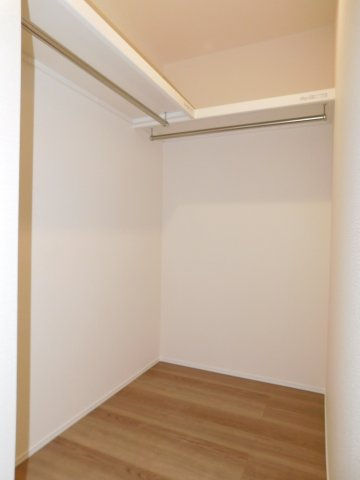 名古屋市北区楠３丁目の新築一戸建の収納|◇大型ウォークインクローゼット◇　　家族の洋服や大きな荷物が片付く大容量収納♪
