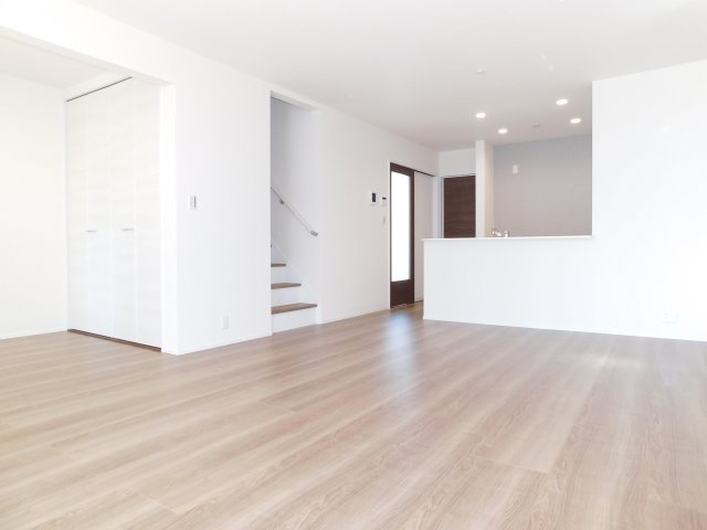 名古屋市北区楠３丁目の新築一戸建の居間・リビング|◇リビング◇　　南面で広くて明るいリビング２０．０帖　家族のコミュニケーションが自然と増えるリビング階段♪