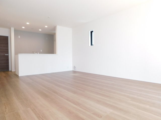 名古屋市北区楠３丁目の新築一戸建の居間・リビング|◇リビング◇　　南面で広くて明るいリビング２０．０帖　家族の会話が弾む対面キッチン♪