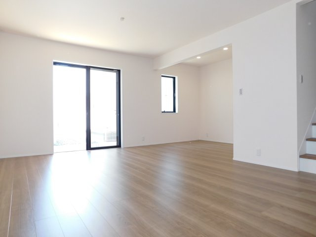 名古屋市北区楠３丁目の新築一戸建の居間・リビング|◇リビング◇　　南面で明るく広いリビング２０．０帖　収納完備のフリースペース付き♪