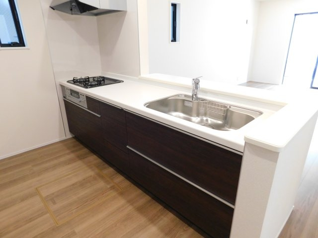 名古屋市北区楠３丁目の新築一戸建のキッチン|◇キッチン◇　　人造大理石カウンター・浄水機能付ハンドシャワー・静音仕様シンク・スローインクローズレール・Ｓｉセンサーコンロ（３口）・床下収納庫