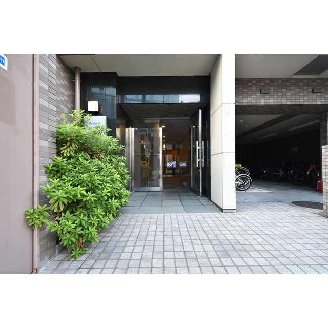レジデア西本町のエントランス