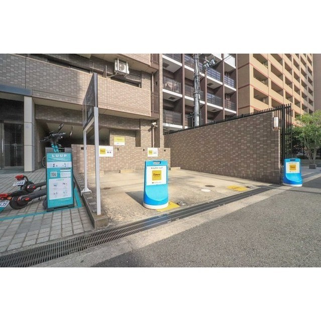 レジデア西本町の駐車場