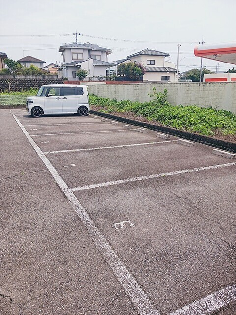 ガーデンヒルズⅢの駐車場