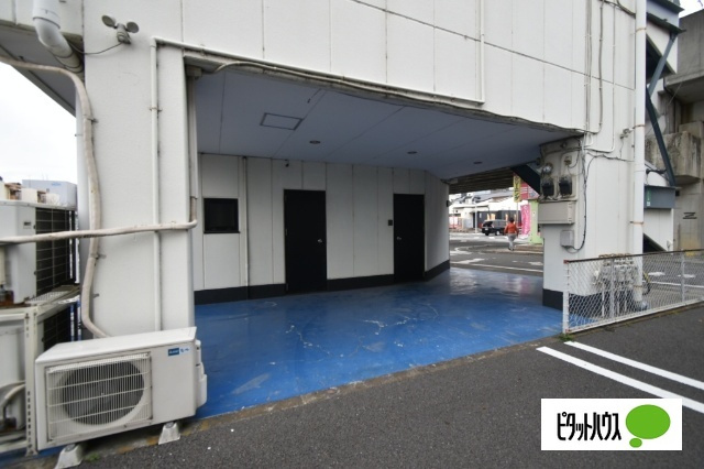 JJBビルの駐車場