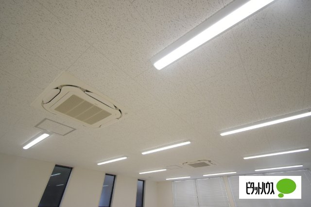 中居町貸事務所の内装