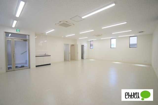 中居町貸事務所の内装