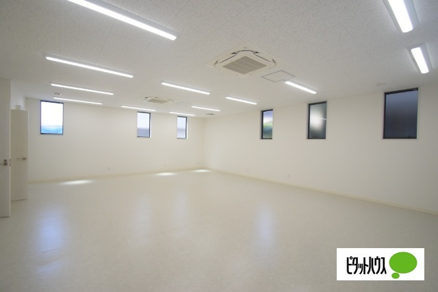 中居町貸事務所の内装