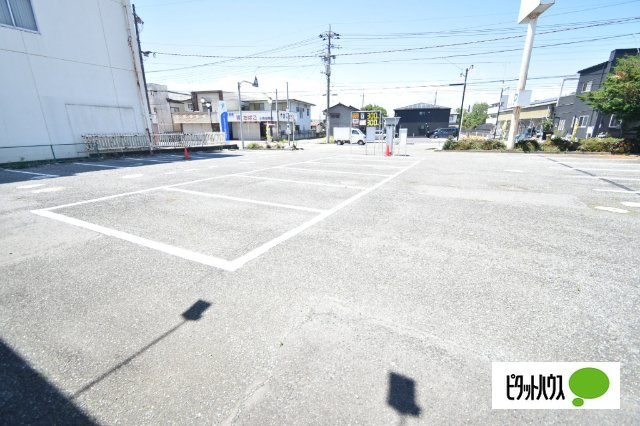 大間々貸店舗の駐車場