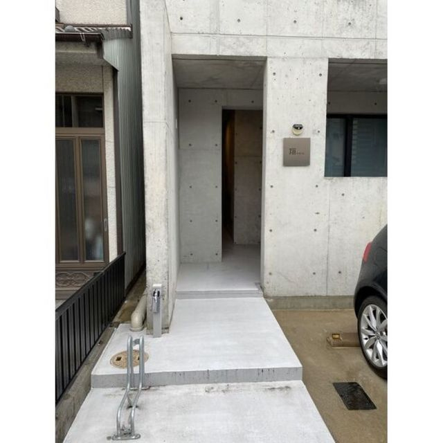 岐阜市加納大石町のアパートのエントランス