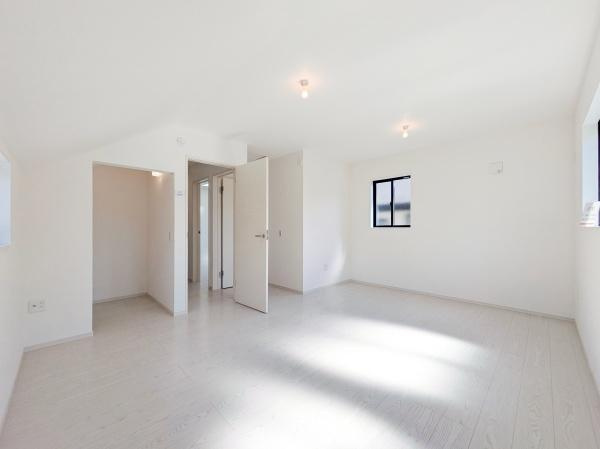 横浜市青葉区若草台の中古一戸建の洋室|ミライカベ採用の広々とした居室です♪
将来は壁を作成し2つの居室に分けて利用できます！