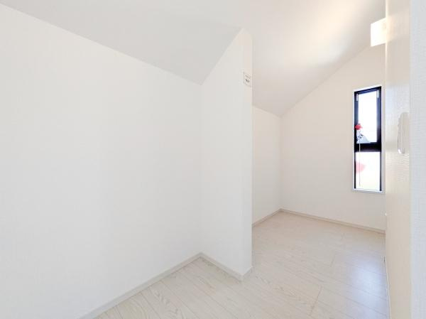 横浜市青葉区若草台の中古一戸建の収納|WICでお部屋もスッキリと利用できます！
洋服以外にも収納できるのは嬉しいポイント！