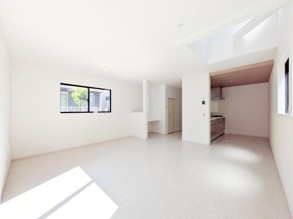 横浜市青葉区若草台の中古一戸建の居間・リビング|吹抜けがある明るいリビング♪
解放感がありのびのび生活できます！