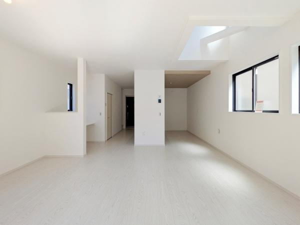 横浜市青葉区若草台の中古一戸建の居間・リビング|自慢したくなるリビング！
形も良く家具の配置にも困りません。