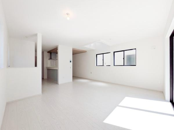 横浜市青葉区若草台の中古一戸建の居間・リビング|明るいLDK！！
陽当たり良好です。
