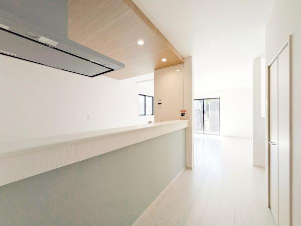 横浜市青葉区若草台の中古一戸建の居間・リビング|対面式のキッチンはお料理中でも家族とのお話も弾みます。
