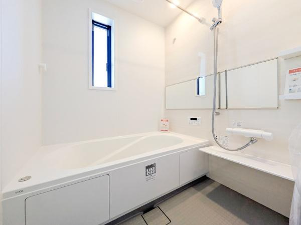 横浜市青葉区若草台の中古一戸建の浴室|広々としたバスルームで一日の疲れをいやして下さい！
もちろん、浴室乾燥機付きです！