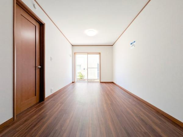 横浜市緑区東本郷４丁目の中古一戸建の洋室|窓からの光が嬉しい洋室です。
収納もあり、荷物が多い方にも安心です♪
