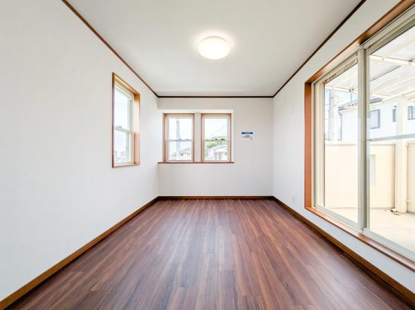 横浜市緑区東本郷４丁目の中古一戸建の洋室|広さも十分で窓からの光が嬉しい洋室です。