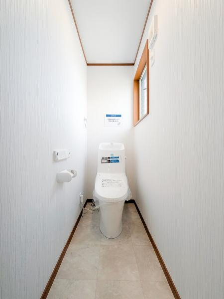 横浜市緑区東本郷４丁目の中古一戸建のトイレ|清潔感のある内装のすっきりとしたデザインのトイレです。
水周りが綺麗だと安心ですね。
