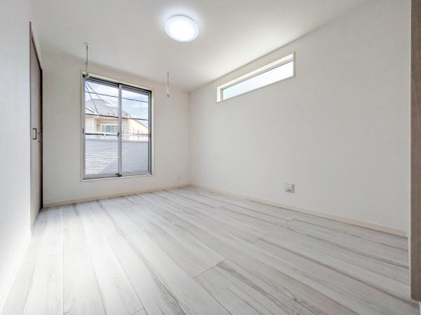 横浜市金沢区柴町の新築一戸建の洋室|広さも十分で窓からの光が嬉しい洋室です。