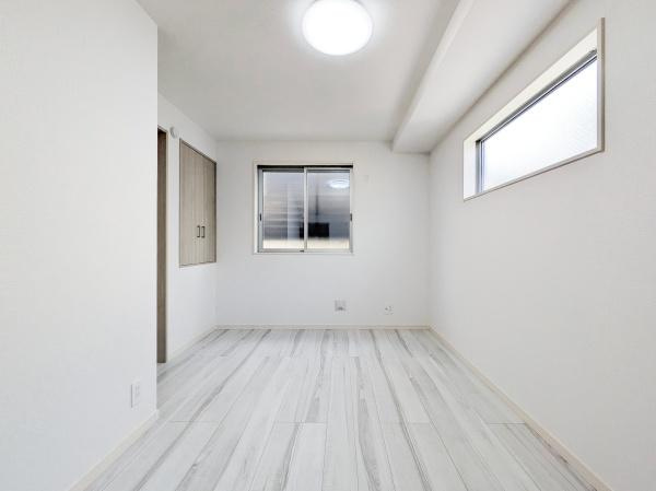 横浜市金沢区柴町の新築一戸建の洋室|窓からの光が嬉しい洋室です。
収納もあり、荷物が多い方にも安心です♪
