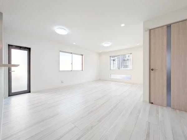 横浜市金沢区柴町の新築一戸建の居間・リビング|自慢したくなるリビング！
形も良く家具の配置にも困りません。