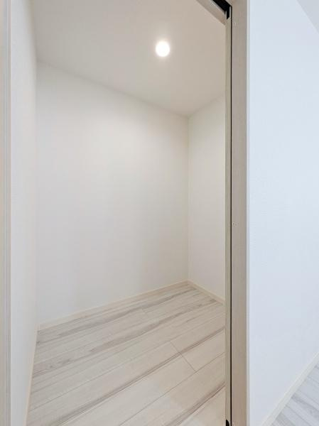 横浜市金沢区柴町の新築一戸建のキッチン|パントリー付き！
パントリーがあるとキッチン周りをきれいに保てますね！