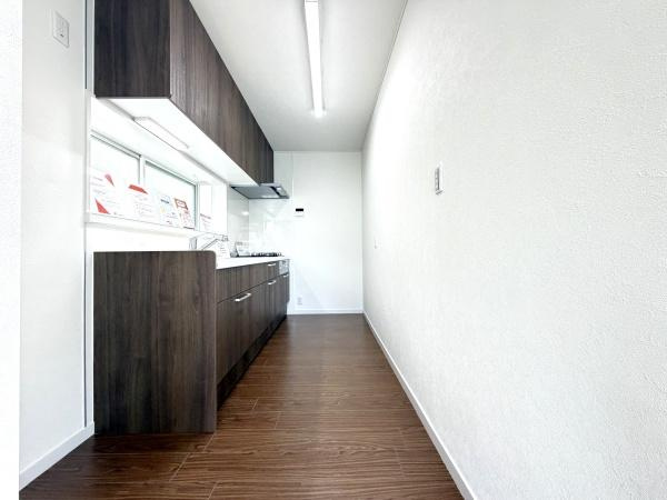 横浜市磯子区滝頭１丁目の中古一戸建のキッチン|広々としたキッチンは、
落ち着いて料理が出来ます！