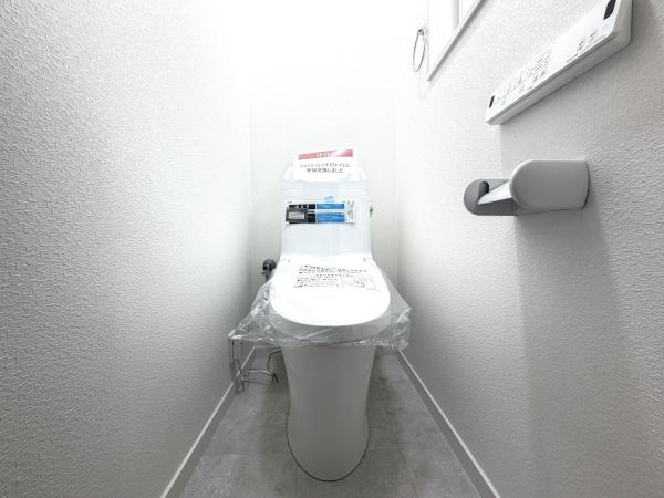 横浜市磯子区滝頭１丁目の中古一戸建のトイレ|清潔感のある内装のすっきりとしたデザインのトイレです。
水周りが綺麗だと安心ですね。
