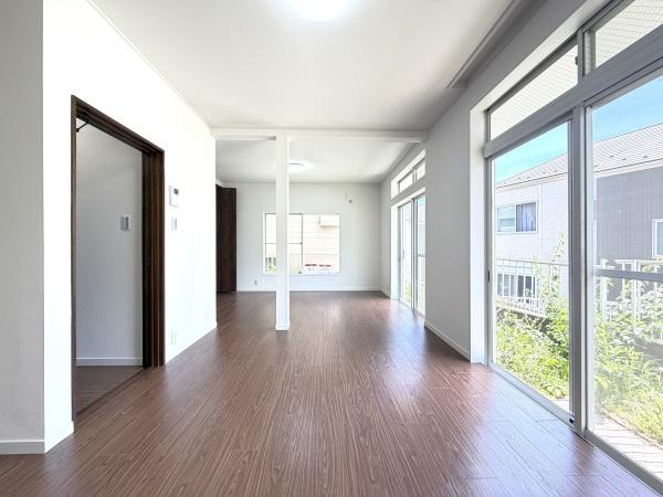 横浜市磯子区滝頭１丁目の中古一戸建の居間・リビング|自慢したくなるリビング！
形も良く家具の配置にも困りません。