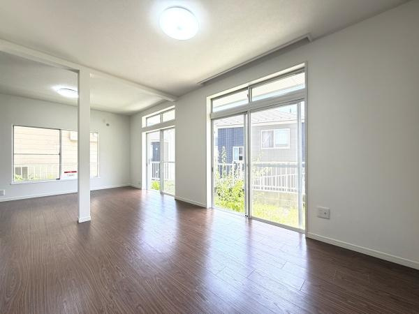 横浜市磯子区滝頭１丁目の中古一戸建の居間・リビング|家族が自然と集まるリビングは
落ち着きのある空間です♪