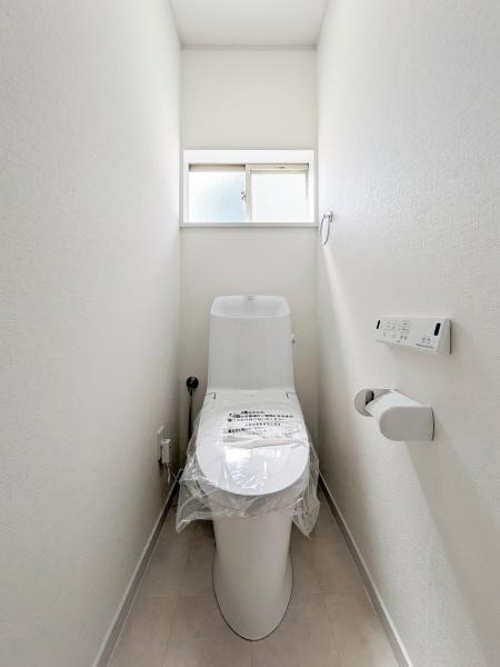 横浜市緑区十日市場町の中古一戸建のトイレ|清潔感のある内装のすっきりとしたデザインのトイレです。
水周りが綺麗だと安心ですね。
