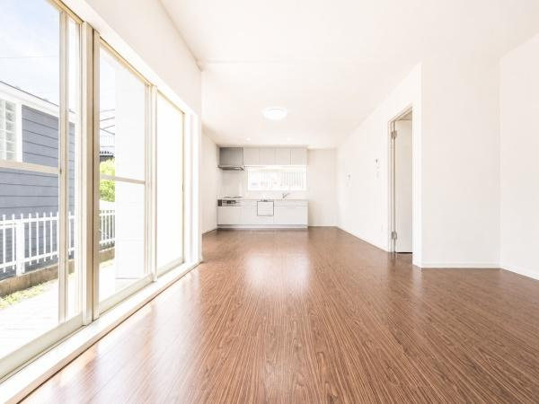横浜市緑区十日市場町の中古一戸建の居間・リビング|家族が自然と集まるリビングは
落ち着きのある空間です♪